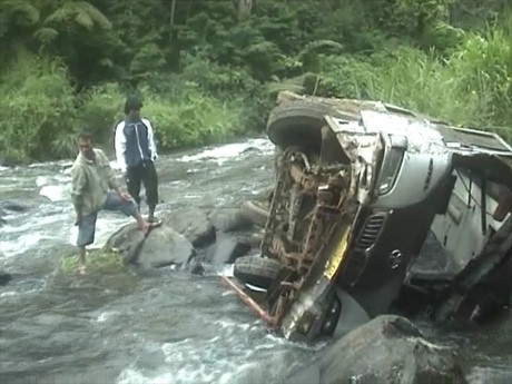 Rusak Parah, Ini Wujud Minibus Rombongan Pengantin yang Nyemplung Jurang