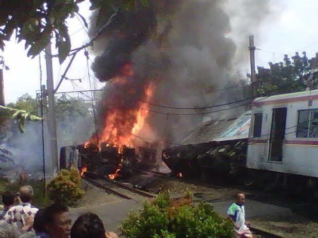 Ini Foto-foto Kebakaran Hebat Gerbong KRL Vs Truk Tangki di Bintaro