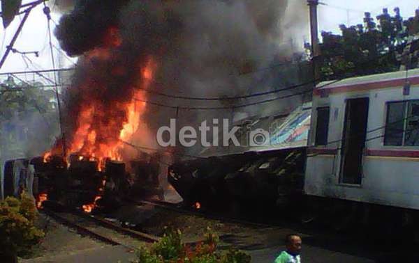 Tiga Cerita Saksi KRL vs Truk Tangki BBM di Bintaro