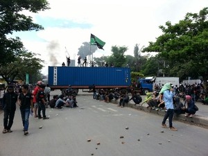 Demo Antikorupsi, Mahasiswa Makassar Bentrok dengan Polisi