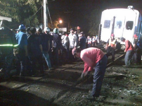 Kerangka Truk BBM Berhasil Dievakuasi ke Pinggir Rel