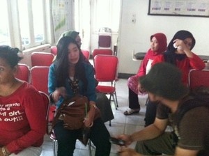 Korban Shock Dikumpulkan di Sekretariat RW, Menunggu Jemputan Keluarga
