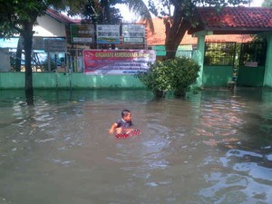 SDN 07-08 Duren Sawit Banjir, 800-an Siswa Terpaksa Libur