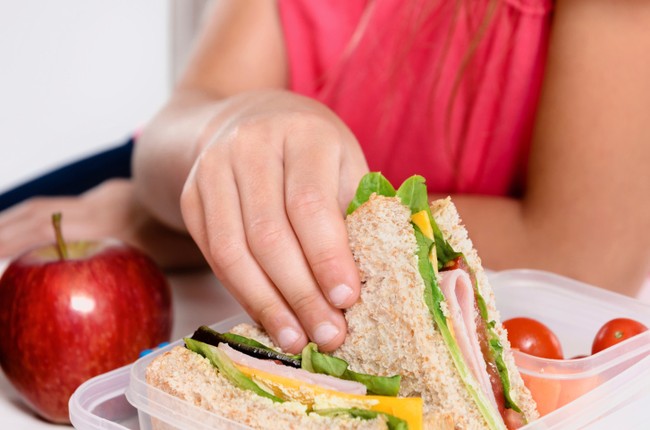 5 Cara Agar Tetap Makan Sehat Saat Traveling