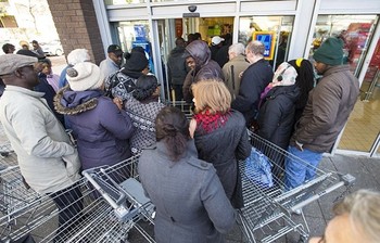 Supermarket Aldi menjual tablet baru senilai USD 79 poundsterling atau di kisaran Rp 1,5 juta. Rupanya, banyak warga meminatinya dan rela antre untuk membeli. (kredit foto: chris eades)