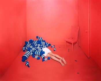 Foto-foto Jee mengilustrasikan kisah hidupnya dengan cara surealis, seperti di alam mimpi. (kredit foto: jee young lee)