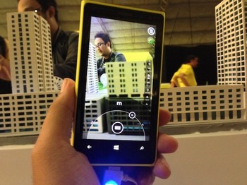 Lumia 1020 juga memperkenalkan Nokia Camera merupakan fitur baru yang diperkenalkan Nokia untuk pengguna yang ingin lebih berkreasi dalam mengambil foto.