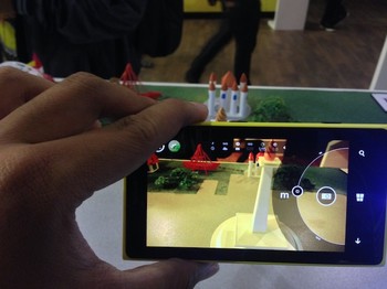 Pengguna dapat melakukan pengaturan kamera secara manual seperti menggunakan SLR professional, melalui Nokia Camera. Teknologi Nokia Rich Recording juga memungkinkan pengguna untuk menghasilkan rekaman video dengan suara yang jernih dan gambar yang tajam.