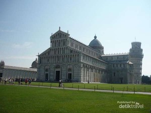Pisa Nggak Cuma Punya Menara Miring