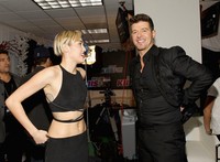 Di acara tersebut, Miley Cyrus juga sempat bertemu dengan Robin Thicke. Keduanya pun terlihat berbincang akrab. Rich Polk/Getty ImagesAFP.