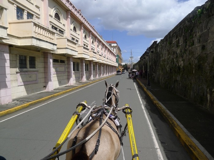 Keliling Kota Tua Manila, Asyiknya Naik Delman