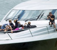 Inilah kebersamaan keluarga Jolie-Pitt saat menikmati liburan dengan naik yacht di Sydney, Australia. Yacht yang mereka naiki ini bernama Ghots II atau hantu. Kapal yang biasanya disewa untuk pesta besar ini memiliki empat kamar tidur, ruang salon, soundsytem paling canggih, jet ski dan papan seluncur untuk beraktivitas di air.