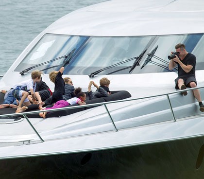 Inilah kebersamaan keluarga Jolie-Pitt saat menikmati liburan dengan naik yacht di Sydney, Australia. Yacht yang mereka naiki ini bernama Ghots II atau hantu. Kapal yang biasanya disewa untuk pesta besar ini memiliki empat kamar tidur, ruang salon, soundsytem paling canggih, jet ski dan papan seluncur untuk beraktivitas di air.
