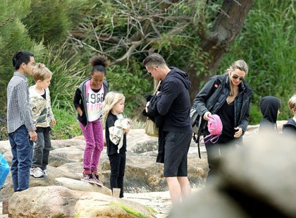 Jolie dan Pitt mengajak keenam anak mereka yaitu Maddox, Pax, Zahara, Shiloh dan si kembar Vivienne dan Knox. Keluarga yang hobi travelling ini tampak bersiap menaiki yacht mewah yang bersandar di pelabuhan Sydney, Australia, 3 Desember 2013 lalu. (Dok. INFPhoto)