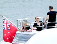 Jolie dan Pitt tampak bahagia menikmati liburan mereka bersama anak-anak. Dari foto hasil jepretan paparazzi, pasangan yang saling jatuh cinta setelah bermain di film Mr & Mrs Smith itu tampak berseri-seri dan tertawa lepas.(Dok. INFPhoto)