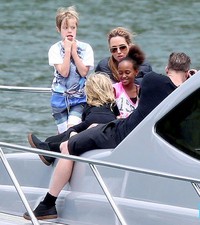 Anak kembar pasangan Jolie-Pitt, Knox dan Vivienne kini sudah berusia lima tahun. Saat liburan naik kapal Ghost ini, Knox tampak menunjukkan mimik wajah lucu sehingga membuat kakak, Zahara dan saudara kembarnya, Vivienne, tertawa.