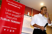 Anies Baswedan mendengarkan pertanyaan peserta diskusi.