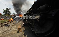 Akibat tabrakan hebat ini KRL anjlok keluar rel.