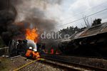 Kobaran Api Tabrakan KRL Vs Truk