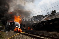 Akibat tabrakan ini jalur Jakarta-Merak ditutup.