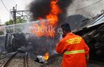 Kobaran Api Tabrakan KRL Vs Truk
