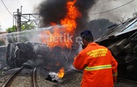Tabrakan ini mengakibatkan 7 orang tewas dan puluhan lainnya luka-luka.     