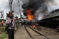     Seorang polisi berjaga di pintu perlintasan.