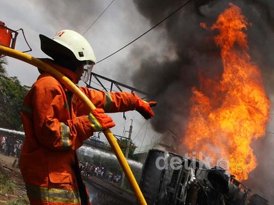 Kobaran Api Tabrakan KRL Vs Truk