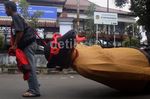 Boneka Koruptor Digantung di Alun-Alun Purwokerto