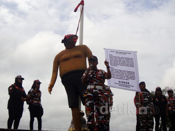 Boneka Koruptor Digantung di Alun-Alun Purwokerto