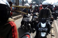 Ratusan pengendara motor memaksa masuk jalur Busway.