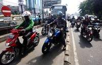 Ada juga yang nekat menerobos sepator jalan.