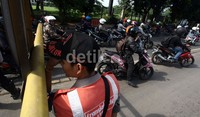 Kemacetan parah jadi alasan mereka menerobos jalur Busway.