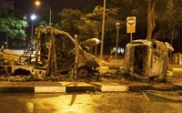 Kerusuhan ini dipicu oleh kecelakaan yang menewaskan warga keturunan India persis sebelum kerusuhan pecah. Pria tersebut tewas setelah tertabrak bus. REUTERS/Stringer.