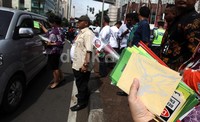 Selain stiker dan brosur, mereka juga membagiakn bunga mawar.