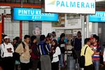 Penumpang KRL Terlantar di Stasiun Palmerah