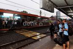 Penumpang KRL Terlantar di Stasiun Palmerah