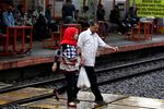Penumpang KRL Terlantar di Stasiun Palmerah