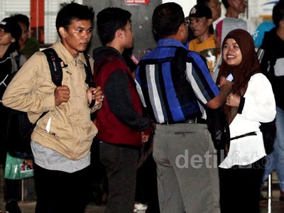 Penumpang KRL Terlantar di Stasiun Palmerah