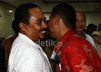 Luthfi menyapa kerabatnya seusai sdang vonis. Lamhot Aritonang/detikFoto.