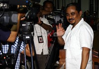 Luthfi melambaikan tangannya seusai sidang vonis. Lamhot Aritonang/detikFoto.