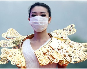 Takut Polusi, Model China Pakai Masker di Fashion Show