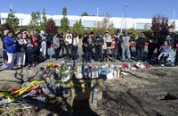 Para fans berkumpul dan berduka di lokasi kejadian kecelakaan yang menewaskan Paul Walker dan Roger Rodas. REUTERS/Phil McCarten.