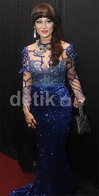 Fifie Buntaran memilih gaun berwarna biru untuk FFI 2013. Gus Mun/detikHOT.