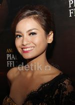 Cantik Berbatik Acha Septriasa