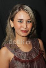 Ayushita Eksis dengan Rambut Abu-abu