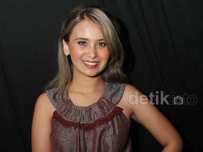Ayushita Eksis dengan Rambut Abu-abu
