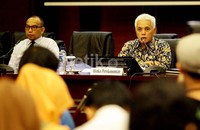 Menko Perekonomian Hatta Rajasa (kanan) dan Menteri Keuangan Chatib Basri (kiri) memberikan keterangan pers terkait pemberlakukan kenaikan Pajak Penghasilan (PPh) pasal 22 atas impor barang.