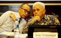 Menteri Keuangan Chatib Basri (kiri) berbincang dengan Menko Perekonomian Hatta Rajasa (kanan).