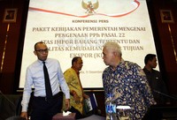 Selain Menteri Keuangan Chatib Basri dan Menko Perekonomian Hatta Rajasa, jumpa pers ini juga dihadiri oleh Menteri Perindustrian MS Hidayat.
